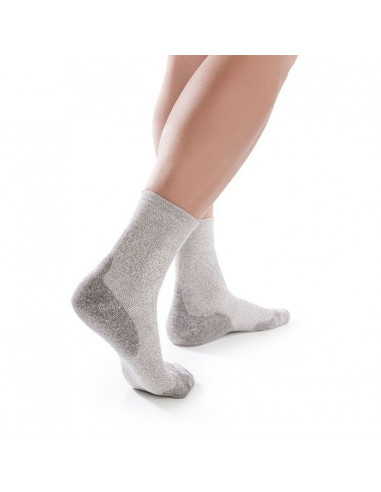 Un par de calcetines especiales para personas con diabetes en gris.
